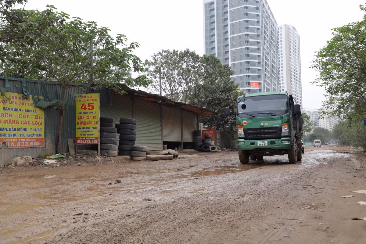 Đoạn đường này trở thành nỗi ám ảnh không chỉ với người tham gia giao thông mà còn ảnh hưởng không nhỏ tới cuộc sống của nhân dân quanh khu vực. Người dân bày tỏ mong muốn chính quyền địa phương sớm xử lý dứt điểm tình trạng tồn tại từ nhiều năm nay tại đoạn đường Nguyễn Cảnh Dị để thuận tiện cho việc đi lại hằng ngày của họ.