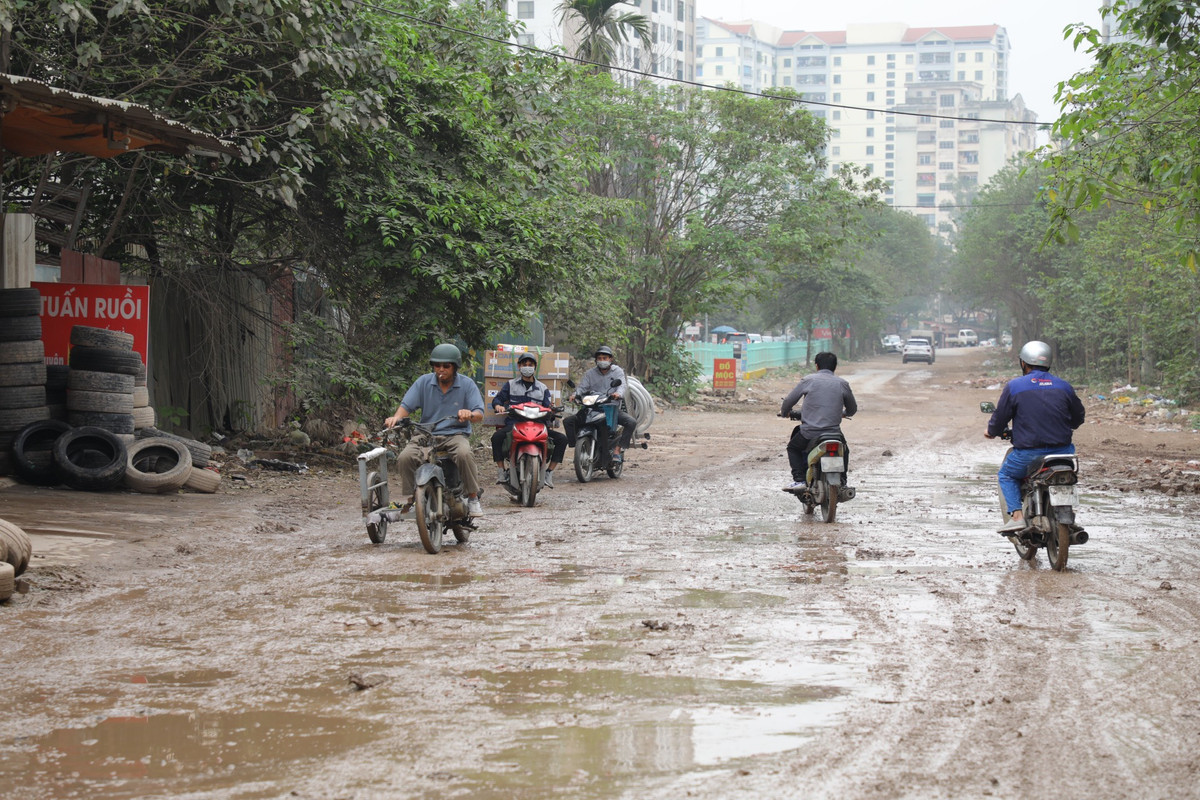 Sau những trận mưa, con đường này trở thành nỗi ám ảnh của người dân sống quanh khu vực. Dày đặc "ổ gà, ổ voi", tạo thành chiếc bẫy với người tham gia giao thông.