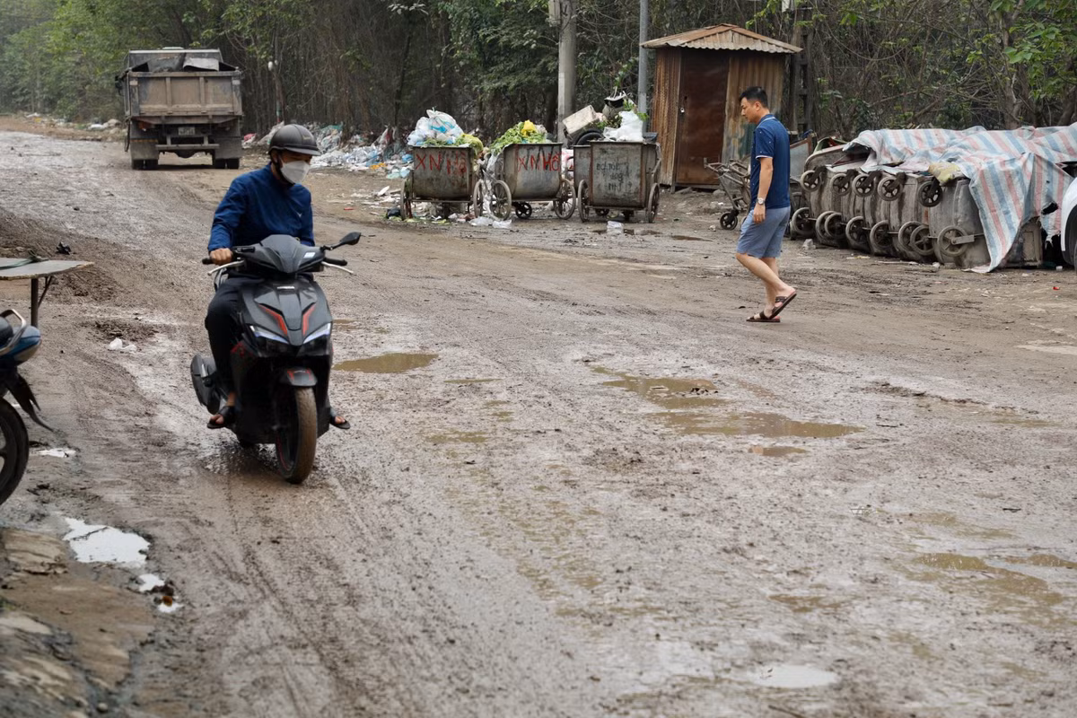 Anh Vũ Văn Việt (Định Công, Hà Nội) bức xúc: “Ngày nào tôi cũng phải đi làm qua con đường này, thật sự là nỗi ám ảnh. Đã có nhiều trường hợp bị ngã khi trời mưa rồi. Tình trạng này diễn ra từ nhiều năm nay nhưng vẫn chưa được xử lý dứt điểm, khiến người dân bức xúc..."