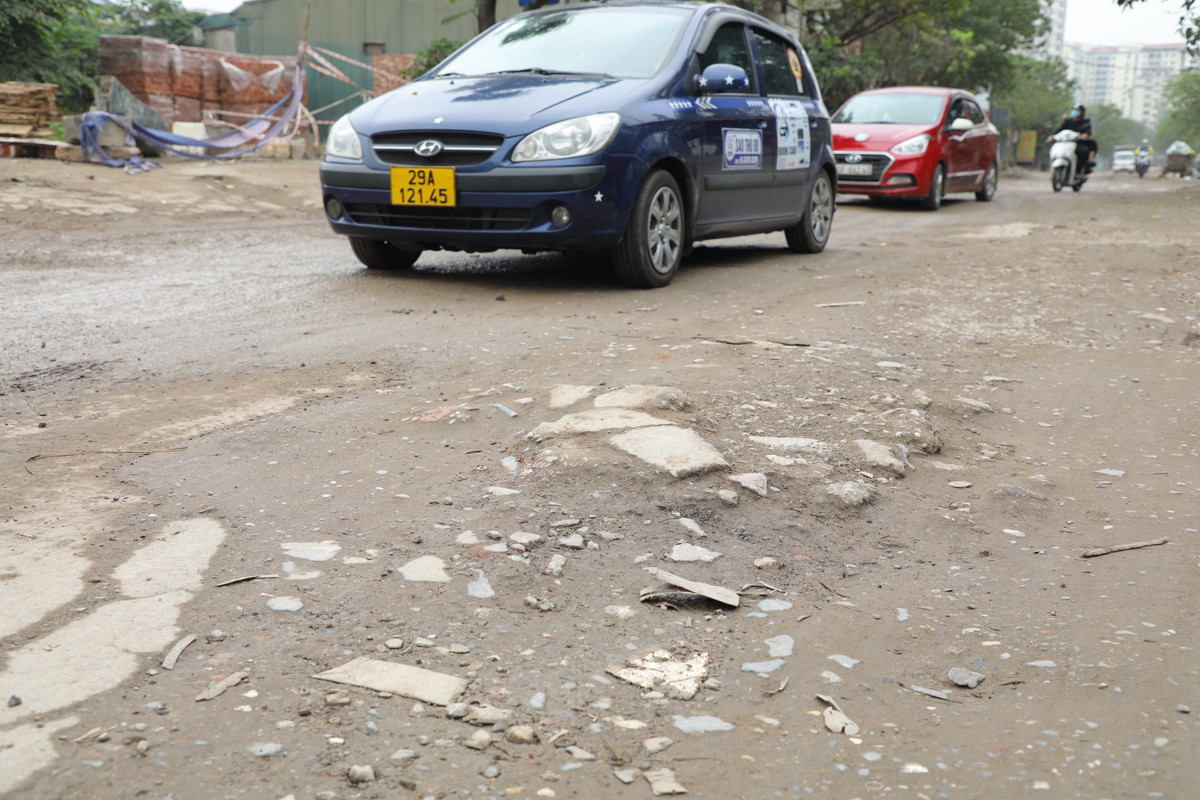 Thế nhưng, lâu nay con đường này vẫn được gọi là như con đường "đau khổ" bởi nhiều năm qua đã bị hư hỏng nặng. Mặt đường bong tróc, trời nắng thì bụi bẩn, trời mưa thì lầy lội, ảnh hưởng rất lớn đến những người tham gia giao thông.