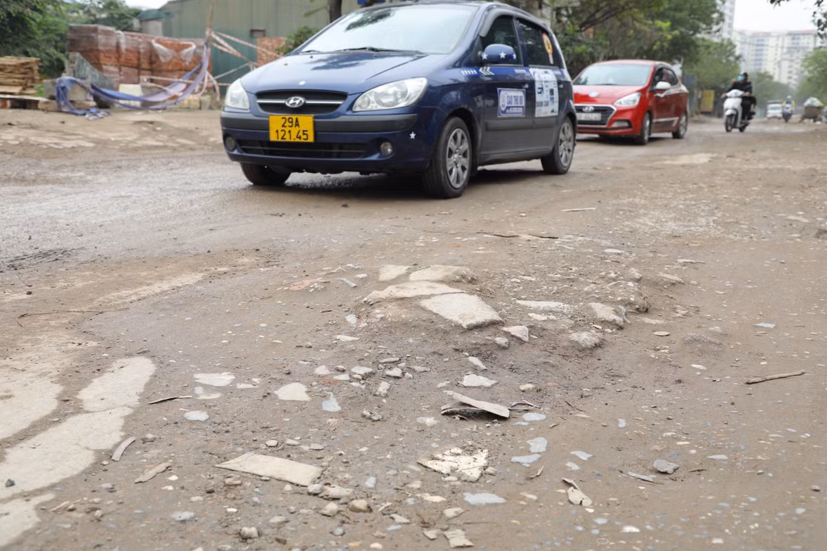 Thế nhưng, lâu nay con đường này vẫn được gọi là như con đường "đau khổ" bởi nhiều năm qua đã bị hư hỏng nặng. Mặt đường bong tróc, trời nắng thì bụi bẩn, trời mưa thì lầy lội, ảnh hưởng rất lớn đến những người tham gia giao thông.