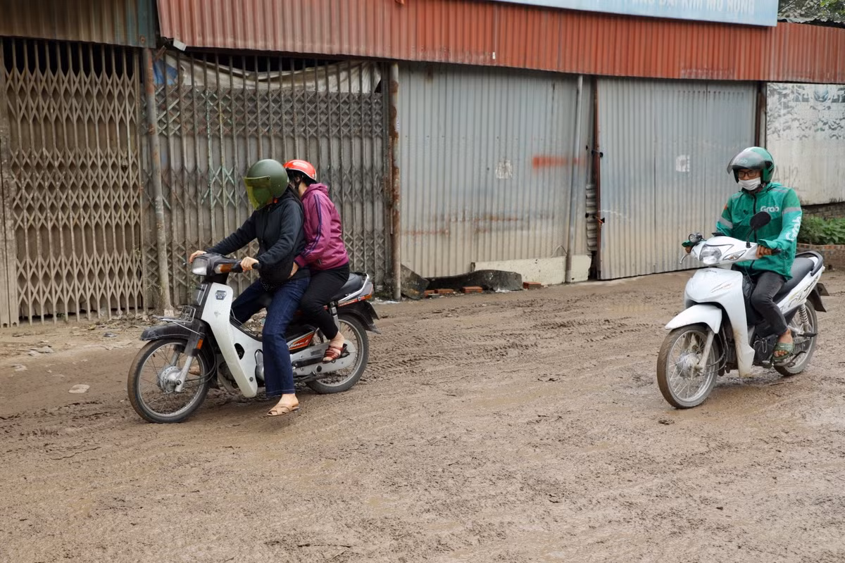 Con đường lầy lội, trơn trượt khiến xe máy đi qua tuyến đường này không có cảm giác an toàn.