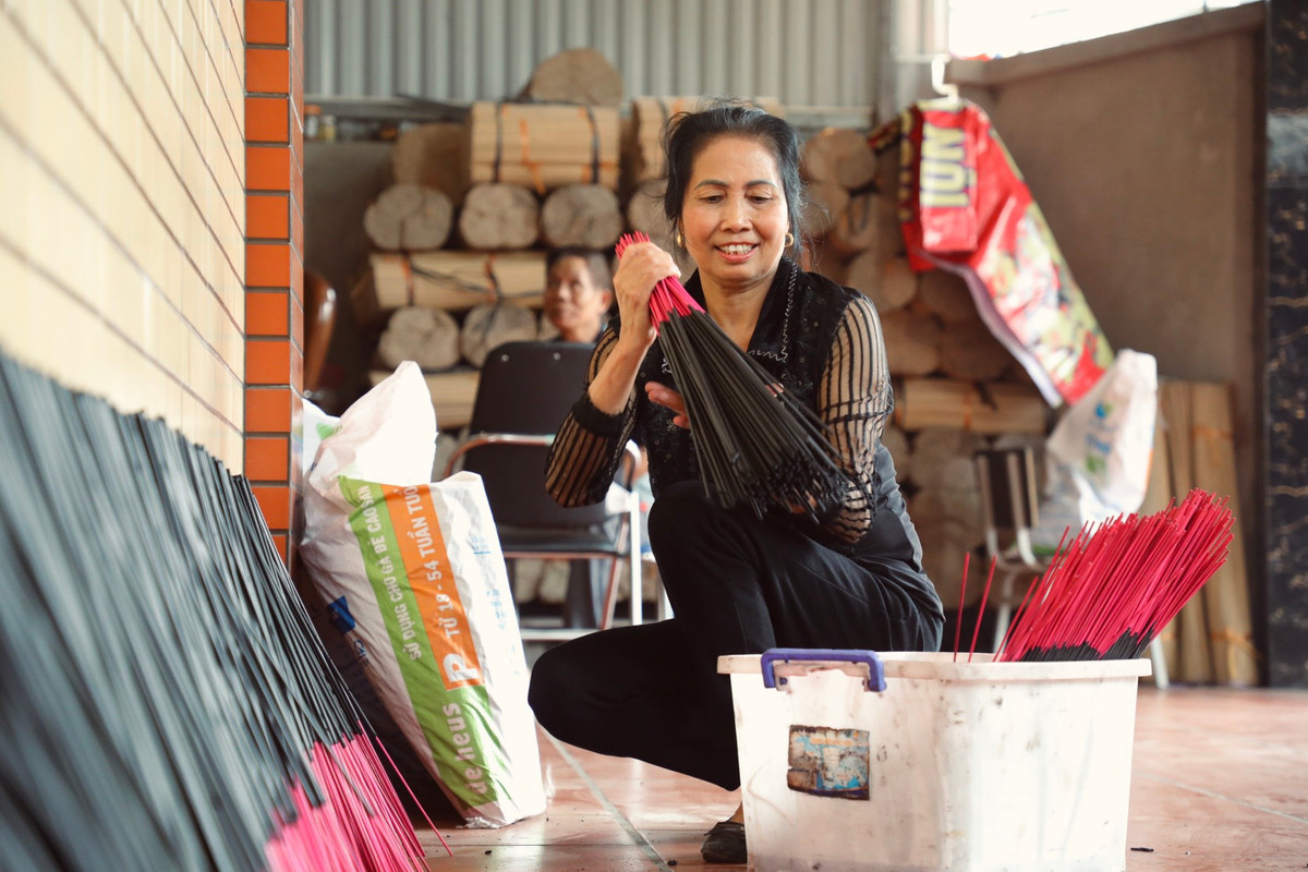 Đối với gia đình ông bà Bảy – Bình, làm hương đen là nghề chính. Dù quy mô làng nghề đang dần bị thu hẹp, nhưng ông bà khẳng định sẽ không bỏ nghề mà sẽ ngày càng đầu tư, phát triển hơn nữa nghề hương đen.