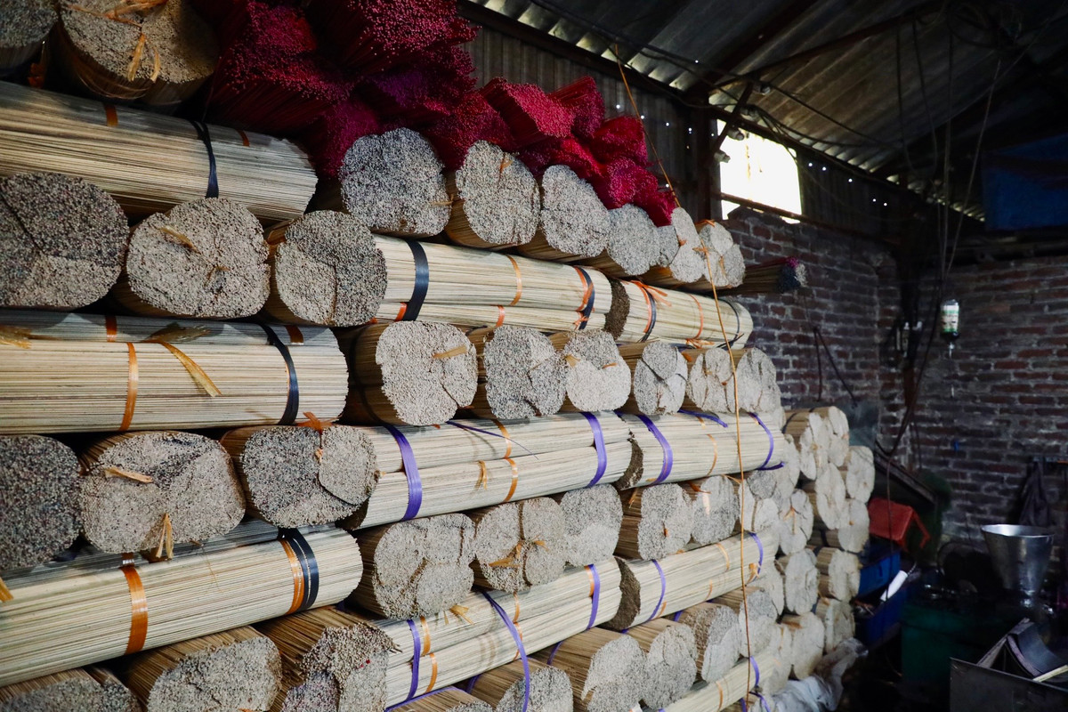 Hương đen làng Chóa có nhiều loại, tùy theo kích thước yêu cầu của khách, từ 30cm đến 1m2, giá dao động từ 25.000 – 350.000 nghìn đồng/100 cây. Ngày nay, thị trường tiêu thụ loại hương này đã mở rộng hơn, được nhiều nơi biết đến, hương được bán toàn quốc và cả nước ngoài.