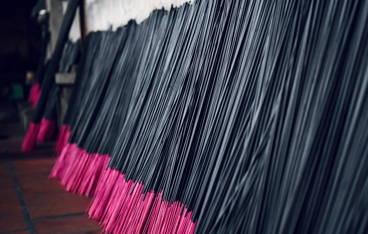  Hương đen làng Choá khác biệt với những loại hương khác bởi nguyên liệu không hoá chất, khi đốt sẽ có mùi thơm mát đặc trưng của nhựa trám, khói vào mắt cũng không cay và không đen nhà. Hương mang màu đen bóng, nhẵn tuy nhiên lại không bị nhọ tay, dù có bôi vào áo trắng cũng không để lại vết. Đặc biệt dù hương có ngâm nước vẫn cháy bình thường.