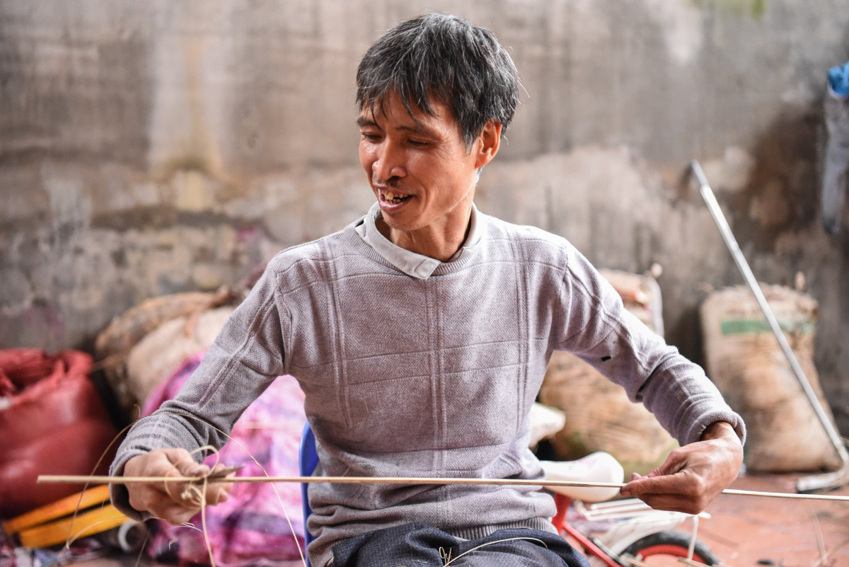 Đầu tiên họ mua nứa hoặc tre về ngâm. Tre, nứa yêu cầu phải thẳng, không mối mọt và ngâm khoảng 3 tháng rồi mới được vót thành que hương. Vót xong sẽ mang đi phơi khô dưới nắng, tẽ ra từng thẻ một để đảm bảo ánh nắng vào đủ giúp khô đều tăm hương.