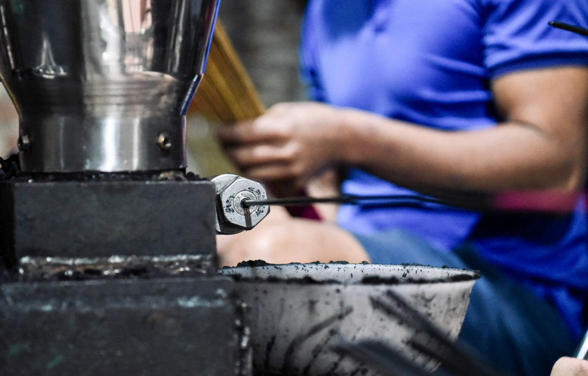 "Việc thay thế sức người bằng máy móc cũng giúp giảm bớt người lao động, hiệu quả kinh tế cao hơn. Trước đây, nhà tôi thuê khoảng 15-20 nhân công, nhưng đến thời điểm có máy chỉ cần vài người là đáp ứng đủ lượng công việc, họ cũng đều là con cháu trong nhà, vừa làm vừa giữ nghề", ông Bình nói.