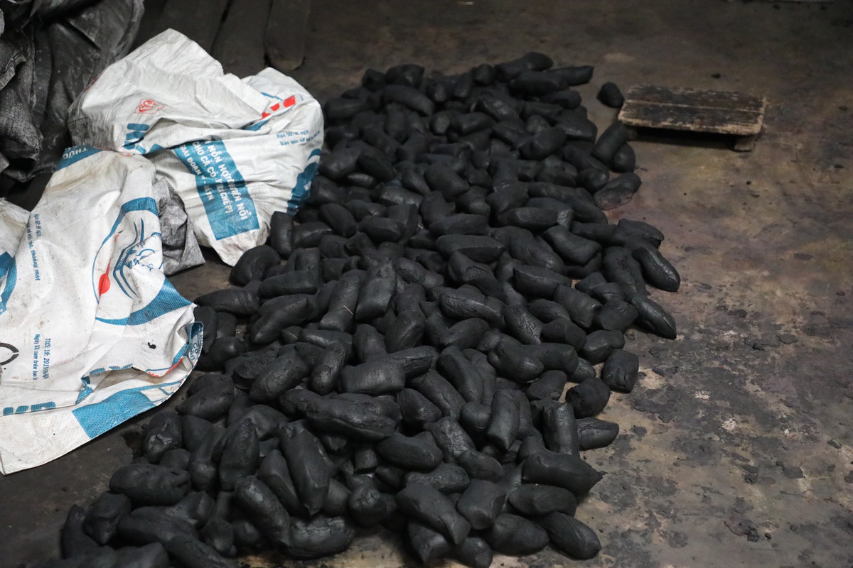 Tiếp theo, nghiền than hoa cho thật nhuyễn. Sau khi nghiền xong thì nấu nhựa trám và pha trộn với nhau. Khâu trộn nguyên liệu quyết định phần lớn việc tạo nên hương thơm khác biệt cho loại hương đen đặc trưng này. Công thức pha trộn do bí quyết của từng nhà, pha chuẩn sẽ cho độ dẻo, thơm và có màu đen bóng.