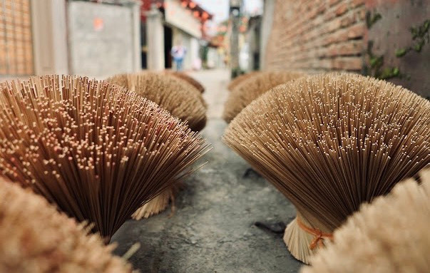 Trao đổi với PV, ông Ngô Quang Thu, Chủ tịch UBND xã Dũng Liệt, huyện Yên Phong cho biết: "Toàn thôn hiện có trên 600 hộ và chỉ còn hơn 100 gia đình vẫn đang sản xuất hương đen, nhưng tất cả đều chỉ tập trung vào thời điểm 3 tháng cận Tết Nguyên đán. Còn làm quanh năm thì chỉ khoảng 30 hộ. Hiện nhiều hộ đã sản xuất theo hướng công nghiệp nên lượng hương vẫn đáp ứng đủ cho thị trường. UBND xã cũng đã tích cực tuyên tuyền, vận động, tạo điều kiện tốt nhất cho bà con trong sản xuất hương đen để họ có thể duy trì và phát huy nghề truyền thống".