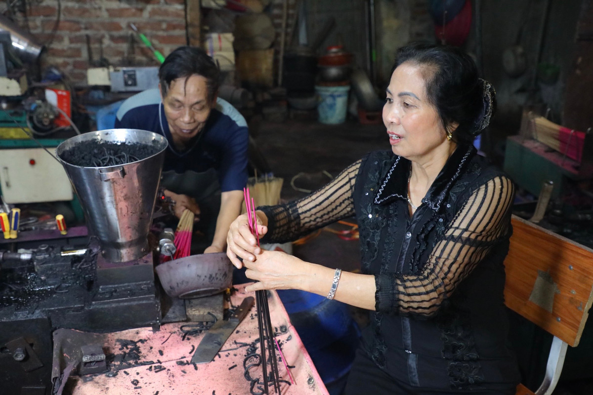 Bà Ngô Thị Bảy, gia đình có nhiều đời làm nghề hương đen truyền thống, nổi tiếng trong làng cho biết: "Làm ra một cây hương đen đặc trưng của làng nghề cần phải trải qua nhiều rất nhiều công đoạn. Để hương đốt lên có mùi thơm đặc biệt, cháy hết nén và xoắn vòng lộc... phải chọn vật liệu cẩn thận, kỹ càng. Vật liệu chính gồm tre (nứa), than hoa và nhựa trám. Trong đó, nhựa trám phải được nhập từ vùng cao, than hoa từ cây gỗ bạch đàn đã được loại bỏ sạch tạp chất".