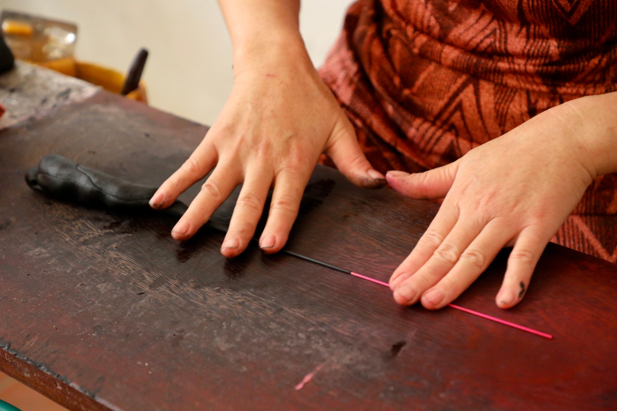 Cuối cùng là công đoạn se hương, se xong sẽ mang đi phơi khô và có thể xuất xưởng.