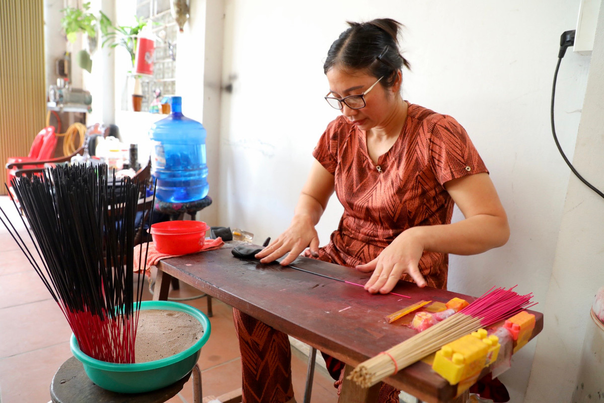 Dù nhiều gia đình đã chuyển sang làm hương đen theo hướng công nghiệp, nhưng vẫn còn một số nhà giữ nghề se hương bằng tay. Ngồi bên chiếc bàn gỗ dài được kê nghiêng, với đôi bàn tay khéo léo, nhanh thoăn thoắt, bà Ngô Văn - người vẫn gắn bó với nghề se hương bằng tay chia sẻ: “Se hương thủ công sẽ mang lại độ mịn màng hơn, que hương đốt được lâu hơn, việc bảo quản cũng tốt hơn. Đặc biệt, hương se tay mang giá trị cao về truyền thống làng nghề".