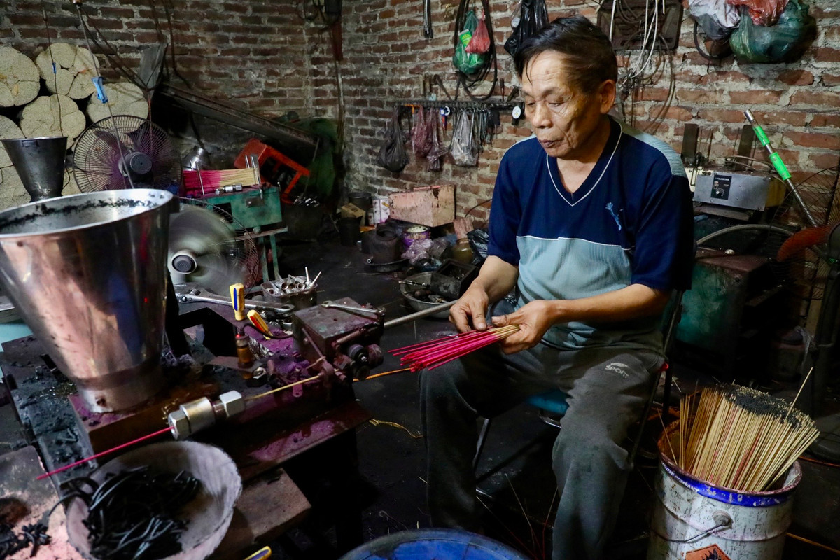 Ngày nay, nhiều gia đình tại làng Choá đã chuyển sang làm hương đen theo hướng công nghiệp. Chồng bà Bảy - ông Đào Sỹ Bình là người tiên phong trong việc ứng dụng máy móc vào sản xuất. Ông Bình cho hay: “Tôi và con trai chế tạo thành công chiếc máy se hương tự động này từ năm 2005. Đã phải nghiên cứu, thử nghiệm rất vất vả và tốn thời gian. Chiếc máy này sẽ rút bớt được công đoạn se bằng tay, giúp tự động se vạn que đều như một, cho năng suất cao gấp 10 lần".