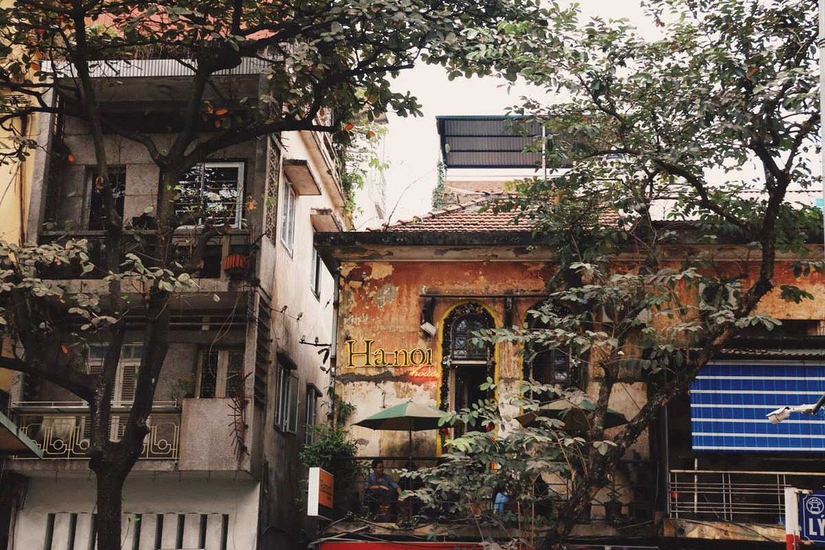 Hanoi House là quán cà phê nằm nép trong con hẻm nhỏ trên đường Lý Quốc Sư. Nếu chọn chỗ ngồi ngoài ban công bạn có thể vừa thưởng thức đồ uống vừa ngắm phố phường hay Nhà thờ lớn. Địa chỉ: 47 Lý Quốc Sư, Quận Hoàn Kiếm, Hà Nội.