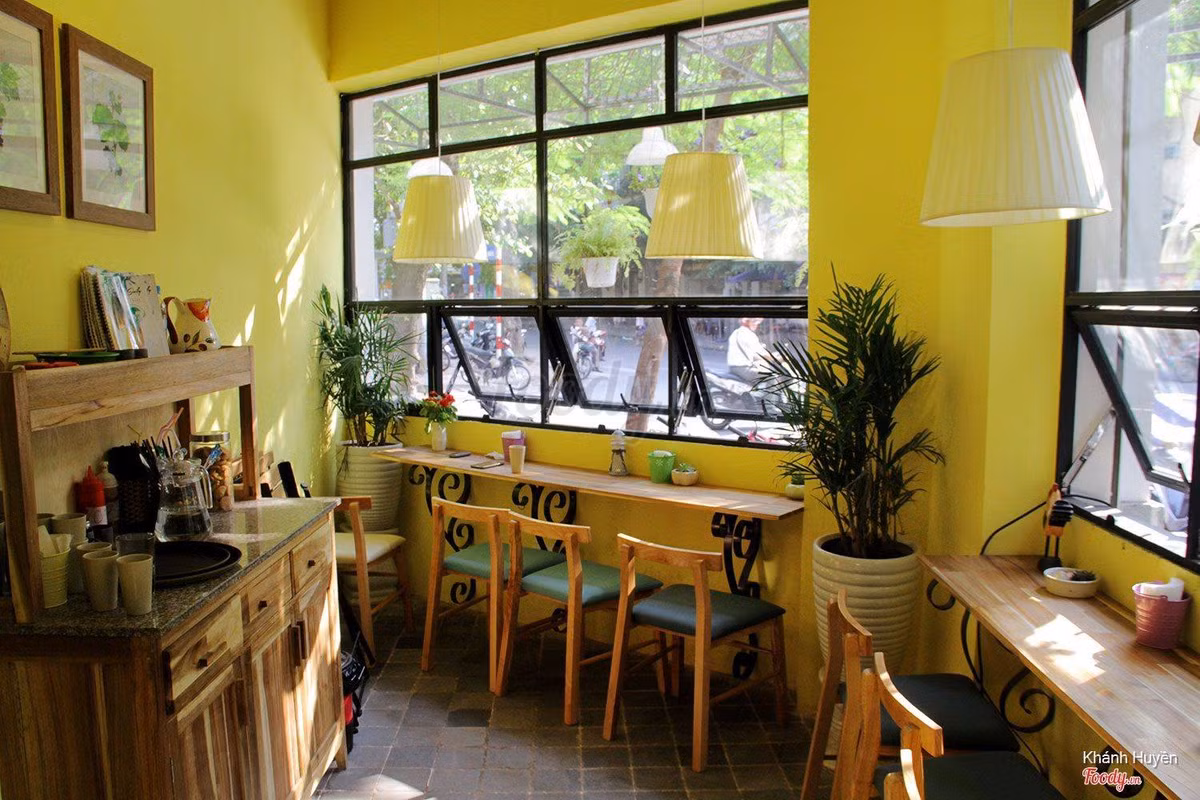 Nằm tại góc ngã tư Quán Thánh, Hòe Nhai với nhiều góc nhỏ xinh xắn, Sicily Coffee là điểm dừng chân lý tưởng cho những ai yêu thích không gian lãng mạn và văn hóa Địa Trung Hải. Địa chỉ: Số 31 Hòe Nhai, Ba Đình