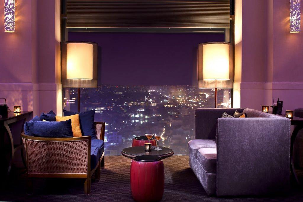 Hexa Club Với không gian thoáng mát, đặc biệt view siêu đẹp trên tầng 20 ngắm toàn thành phố cũng là địa điểm lý tưởng để ngắm mưa. Địa chỉ: tầng 20, tòa nhà C’Land, số 156 đường Xã Đàn II, quận Đống Đa.