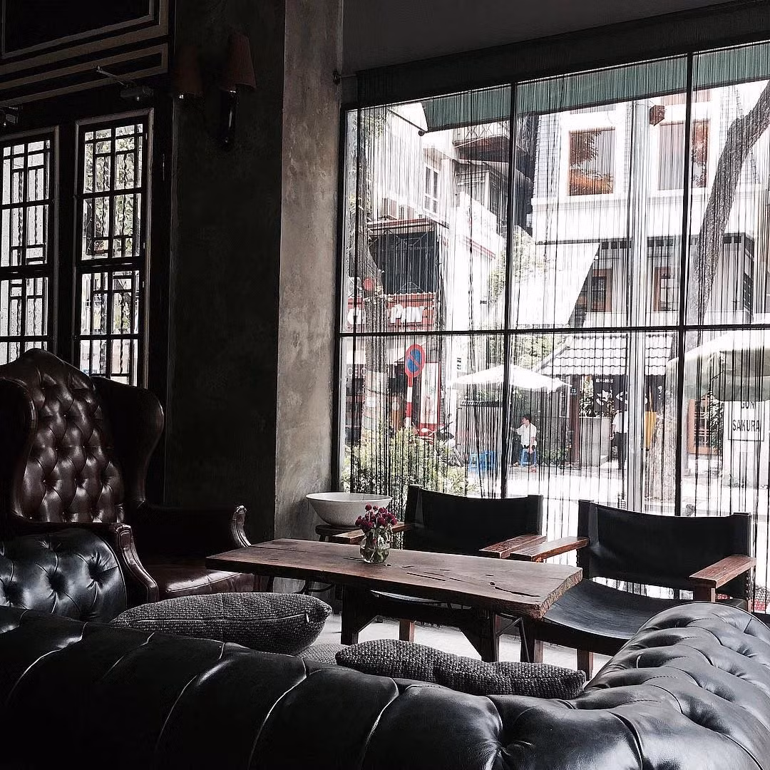 Để có thể ngắm mưa và được thưởng thức đồ uống thơm ngon bạn có thể lựa chọn ghé đến quán cà phê Hà Nội Cosa Nostra. Dù trời lạnh hay nóng, trời nắng hay mưa bước đến quán bạn đều cảm nhận sự ấm áp và đầy sức sống của một khoảng sân thượng với không gian mở. Địa chỉ: 24 Tông Đản, Quận Hoàn Kiếm.