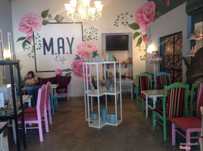 Một quán café mới trên phố Lê Duẩn với không gian tuyệt đẹp là điểm đến đáng thử trong những ngày này. Quán mang phong cách décor kiểu vintage mang màu xanh ngọc điểm xuyết những bông hoa hồng ngào ngạt đủ sắc màu đủ ngọc ngà xinh tươi. Địa chỉ: Số 6 Lê Duẩn. Ảnh: Hà Nội Của Tôi