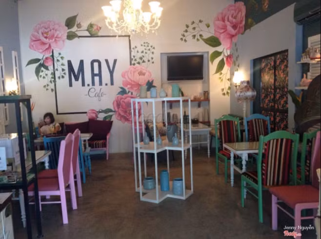 Một quán café mới trên phố Lê Duẩn với không gian tuyệt đẹp là điểm đến đáng thử trong những ngày này. Quán mang phong cách décor kiểu vintage mang màu xanh ngọc điểm xuyết những bông hoa hồng ngào ngạt đủ sắc màu đủ ngọc ngà xinh tươi. Địa chỉ: Số 6 Lê Duẩn. Ảnh: Hà Nội Của Tôi