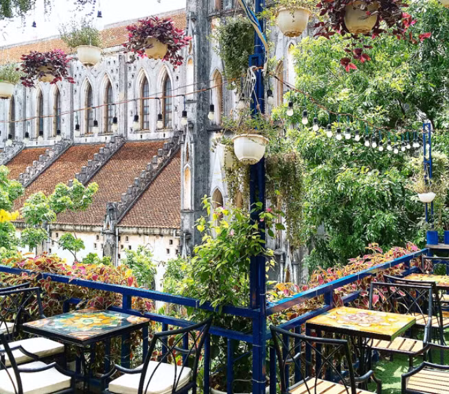 Eden Coffee là quán cà phê mang đậm chất phong cách Bohemian. Sắc màu của những họa tiết gối, ghế ngồi, trang trí trên tường tại quán đều vô cùng bắt mắt. Địa chỉ: Số 2 Nhà Thờ, Hàng Trống, Quận Hoàn Kiếm.