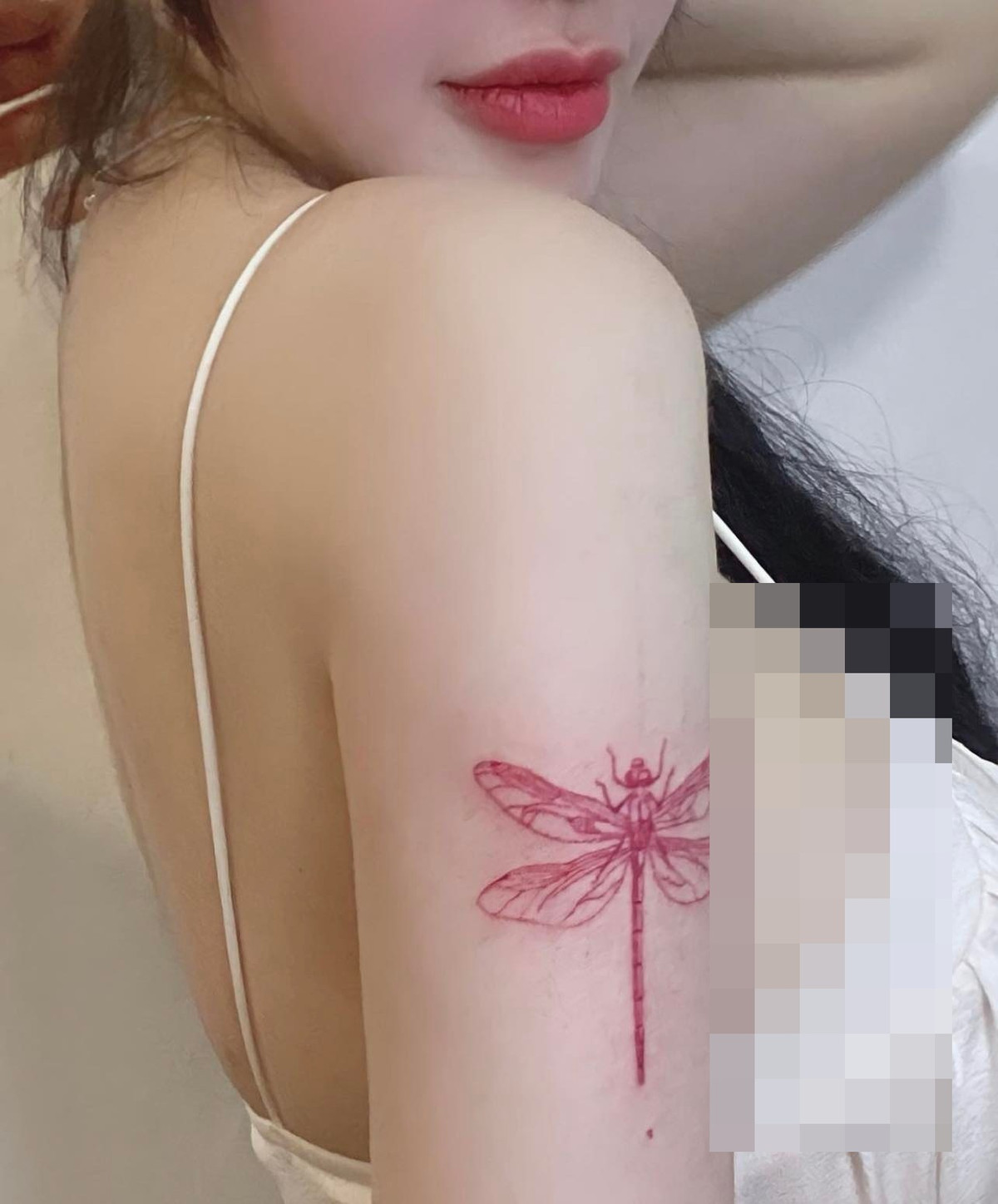 Thời gian gần đây netizen nhận thấy Elly Trần thường xuyên ăn mặc hở bạo, gợi cảm nhằm khoe hình xăm mới trên cánh tay. Chính điều đó khiến cô nàng nhận về không ít chỉ trích.