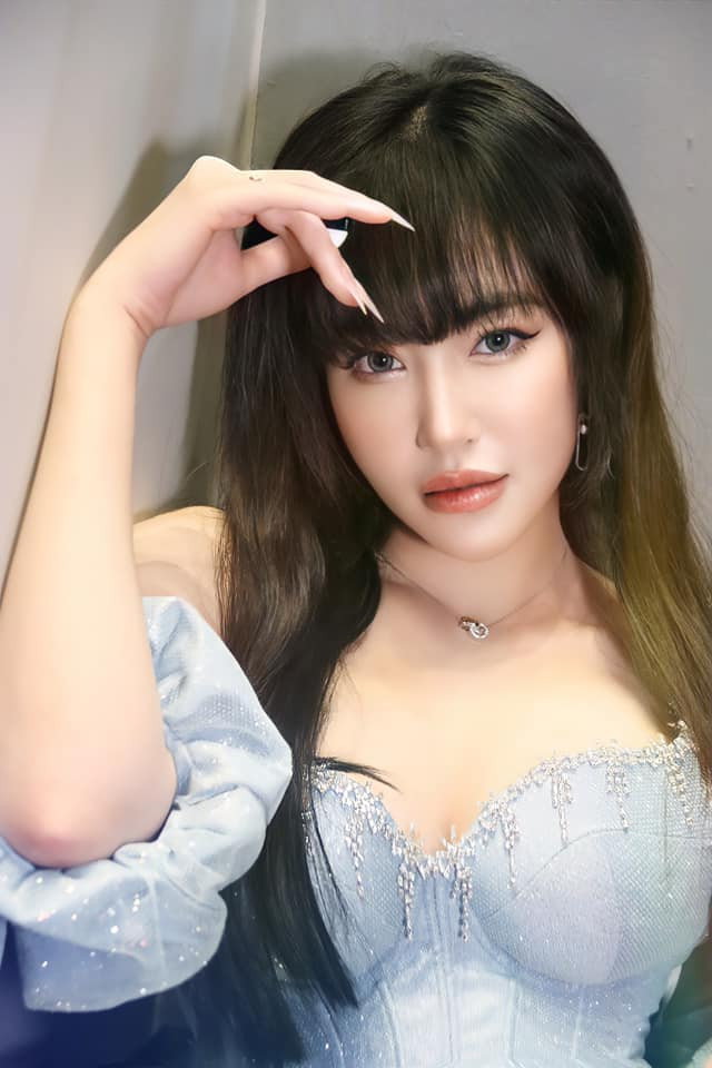 Biết lợi thế hình thể của mình nên Elly Trần thường biết khéo khoe chúng bằng những thiết kế đầy tính thách thức.