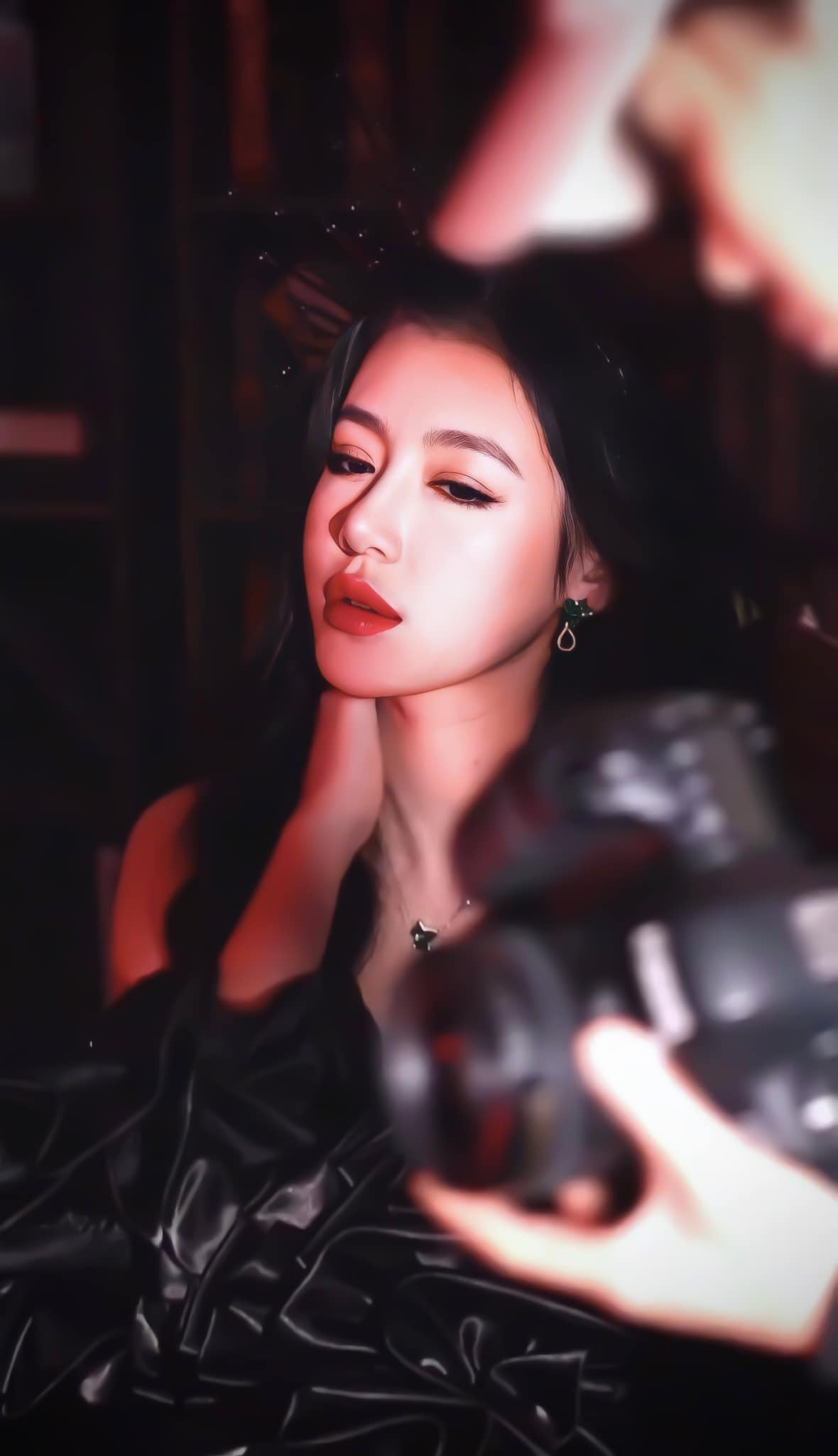 Dù đã trải qua 2 lần sinh nở nhưng cô nàng vẫn giữ được hình thể nuột nà, đặc biệt là vòng 1 đầy đặn.