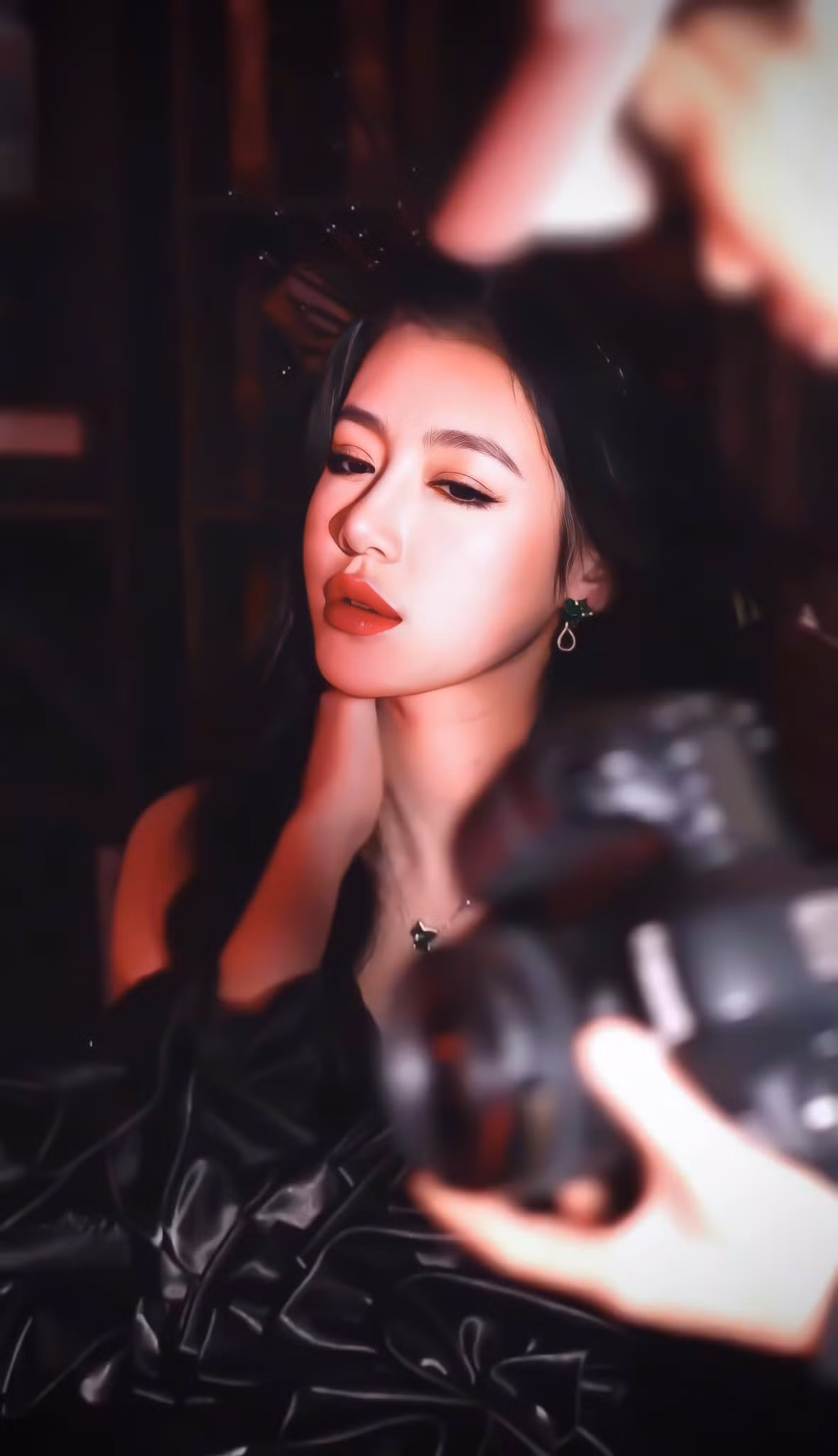 Dù đã trải qua 2 lần sinh nở nhưng cô nàng vẫn giữ được hình thể nuột nà, đặc biệt là vòng 1 đầy đặn.