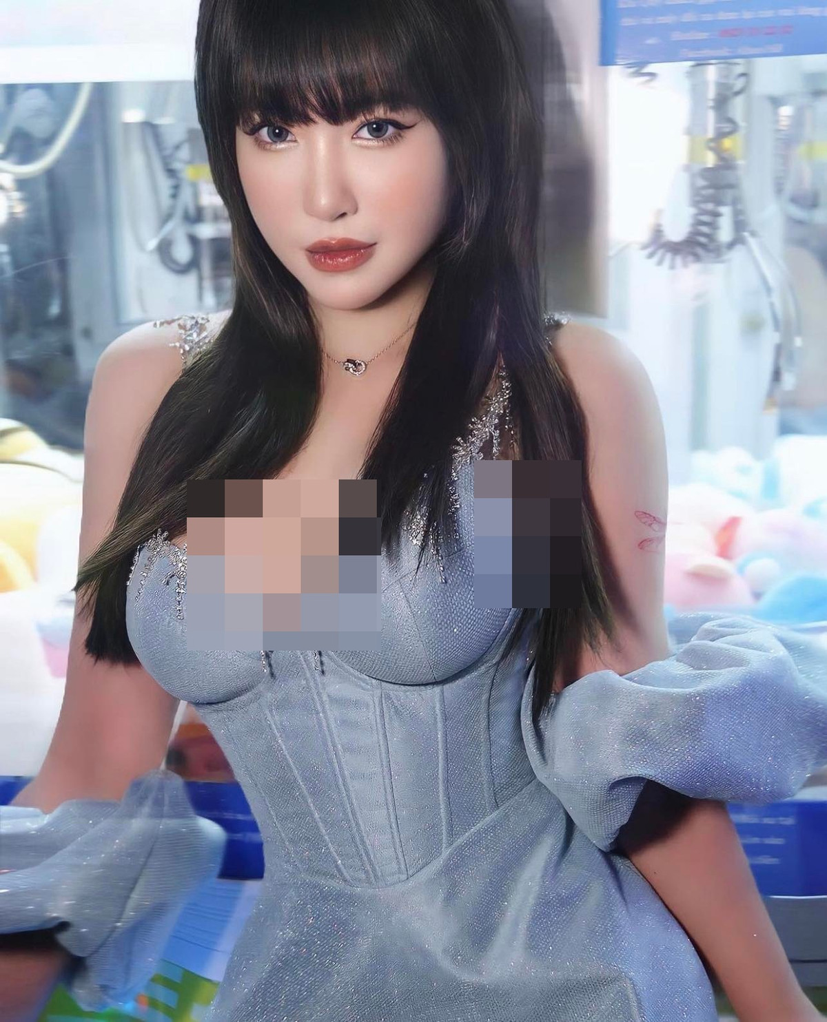 Nhiều lần lên đồ gợi cảm mà Elly Trần khoe trọn hình xăm trên cơ thể. Cô có nhiều hình xăm ở nhiều vị trí khác nhau. Mỗi hình xăm đều có ý nghĩa cụ thể với cô trong cuộc sống.