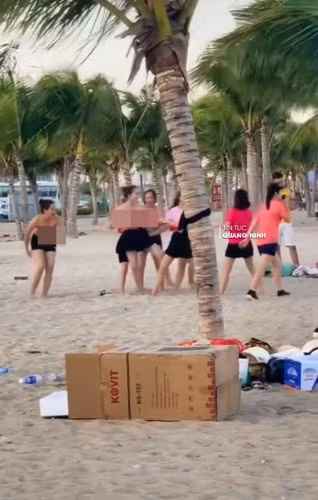 Mới đây đoạn clip ghi lại cảnh nhóm người chơi team building phản cảm trên bãi biển Hạ Long, nơi có rất nhiều người già và trẻ nhỏ qua lại khiến cư dân mạng phẫn nộ. Ảnh: Tin tức Quảng Ninh