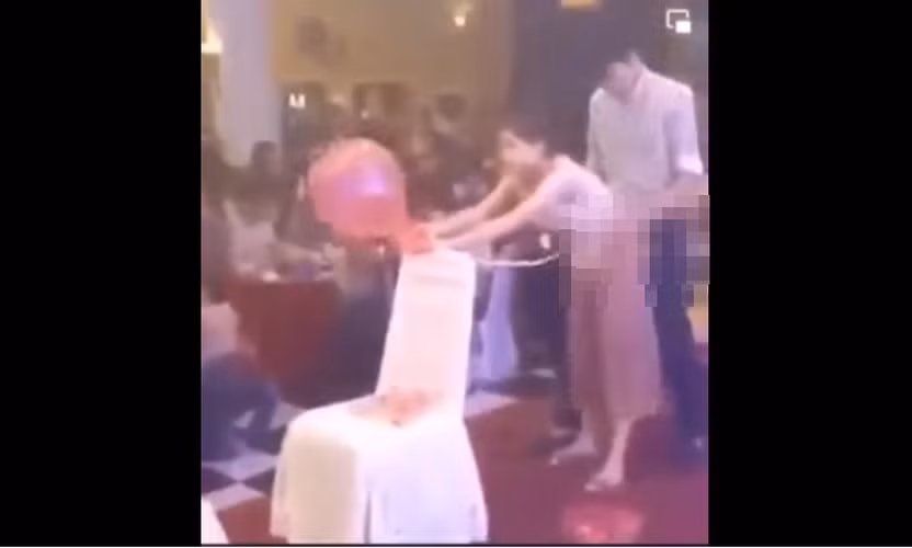 Trong clip một đôi nam nữ đang tham gia trò chơi bơm bóng bay, thay vì kết hợp với nhau bơm theo cách thức thông thường, hai người này lại thoải mái thực hiện trong tư thế vô cùng phản cảm. Ảnh: Chụp màn hình