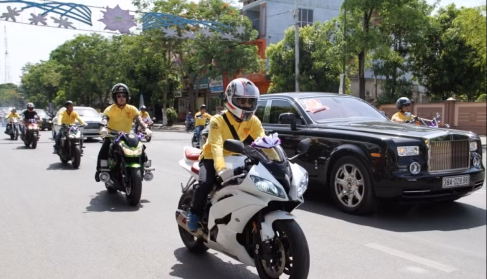 Dàn siêu xe đi qua nhiều con phố chính khiến nhiều người thấy choáng ngợp. Ảnh: Dân trí