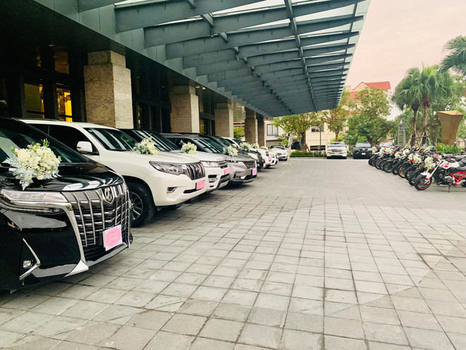 Bên cạnh đó là dàn xế sang đến từ các hãng như: Mercedes, Land Cruiser, Lexus… có giá lên đến hàng tỉ đồng mỗi chiếc. Ảnh: Nông thôn Việt