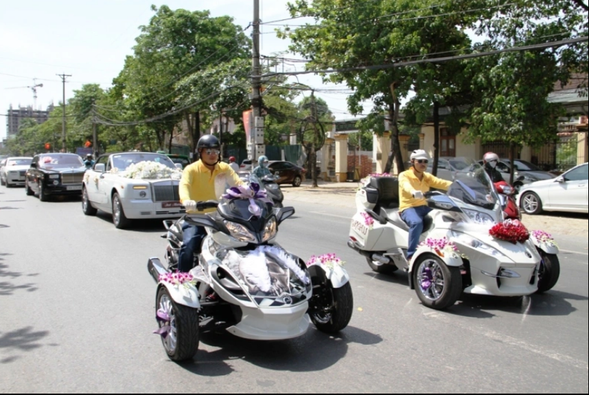 Đoàn xe diễu qua một số tuyến phố chính trên địa bàn TP Vinh và thu hút sự chú ý của rất đông người đi đường. Ảnh: Dân trí