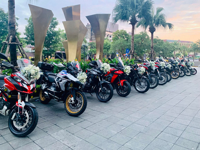 Nhân ngày vui của đôi bạn trẻ, các thành viên trong hội đến dự và tổ chức rước dâu tập thể bằng xe phân khối lớn, xế sang để tạo điểm nhấn cho đám cưới. Ảnh: Nông thôn Việt