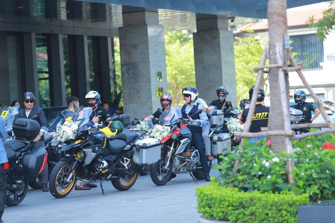Đoàn rước dâu có hàng chục chiếc xe phân khối lớn của các hãng như: BMW, Ducati, chiếc giá trị nhất có giá khoảng 700 triệu đồng. Ảnh: Nông thôn Việt