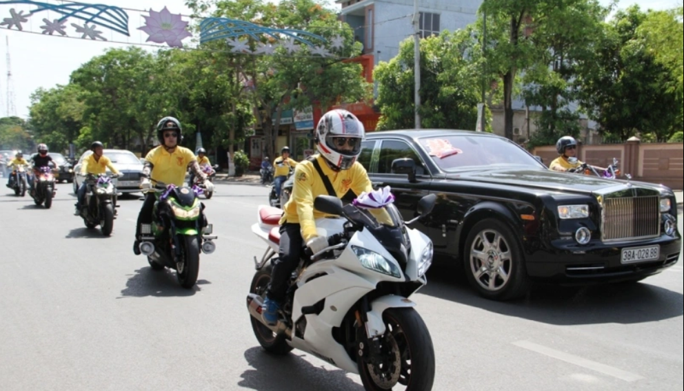 Dàn siêu xe đi qua nhiều con phố chính khiến nhiều người thấy choáng ngợp. Ảnh: Dân trí