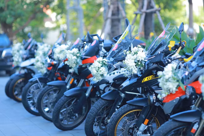 Những chiếc moto "hầm hố" được trang trí hoa cưới lộng lẫy trong ngày vui của cô dâu, chú rể tạo nên đoàn rước dâu” có một không hai”. Ảnh: Nông thôn Việt
