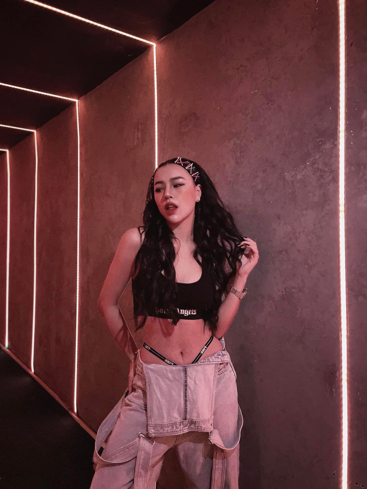 Trải qua 2 lần sinh nở nhưng DJ Tít vẫn có thân hình cân đối, săn chắc. Cô lấy lại dáng nhanh như chớp sau sinh lần 2.