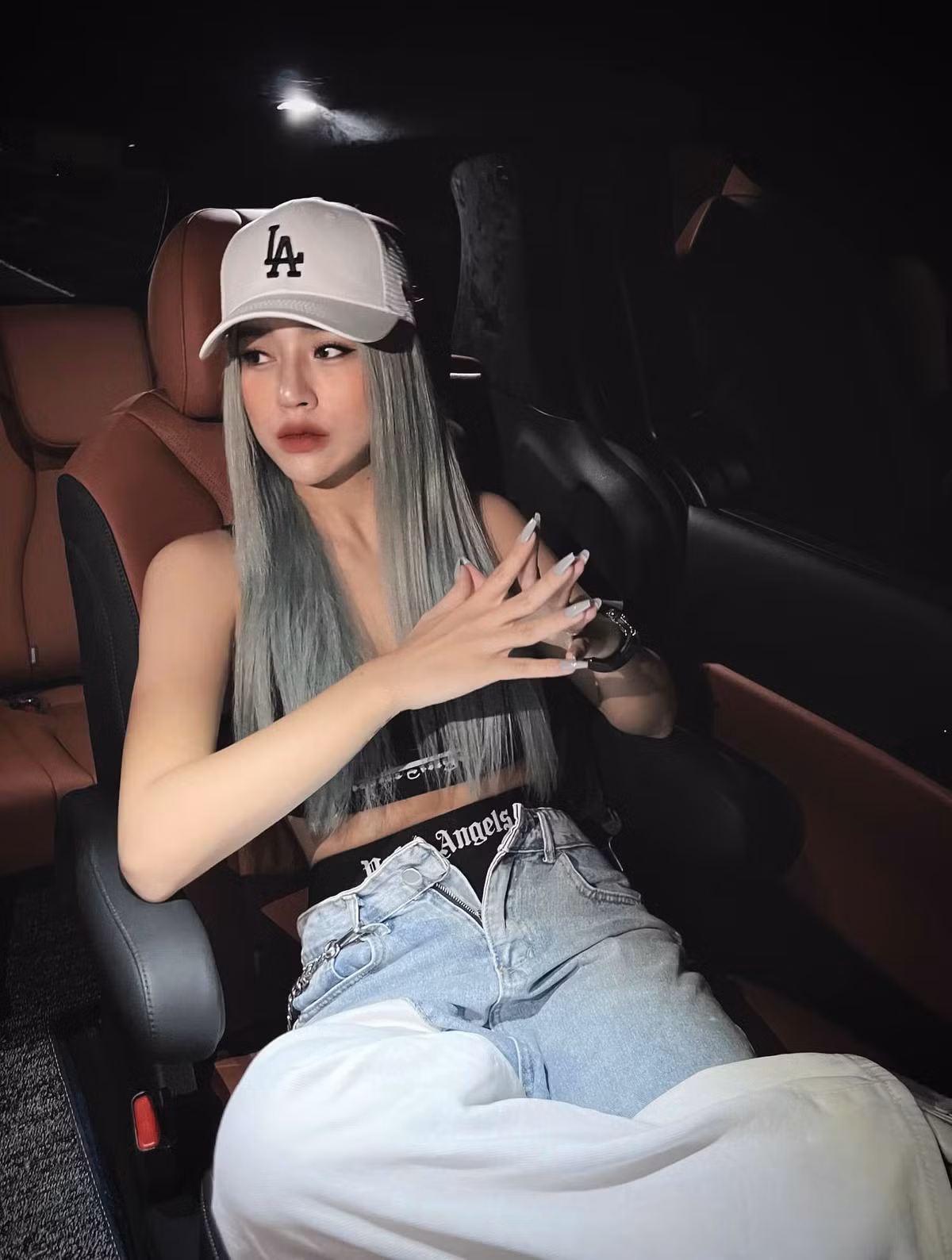 Cơ thể thon gọn, săn chắc, đặc biệt là vòng eo của nàng hot girl này vẫn nhỏ gọn làm hội chị em ghen tị.