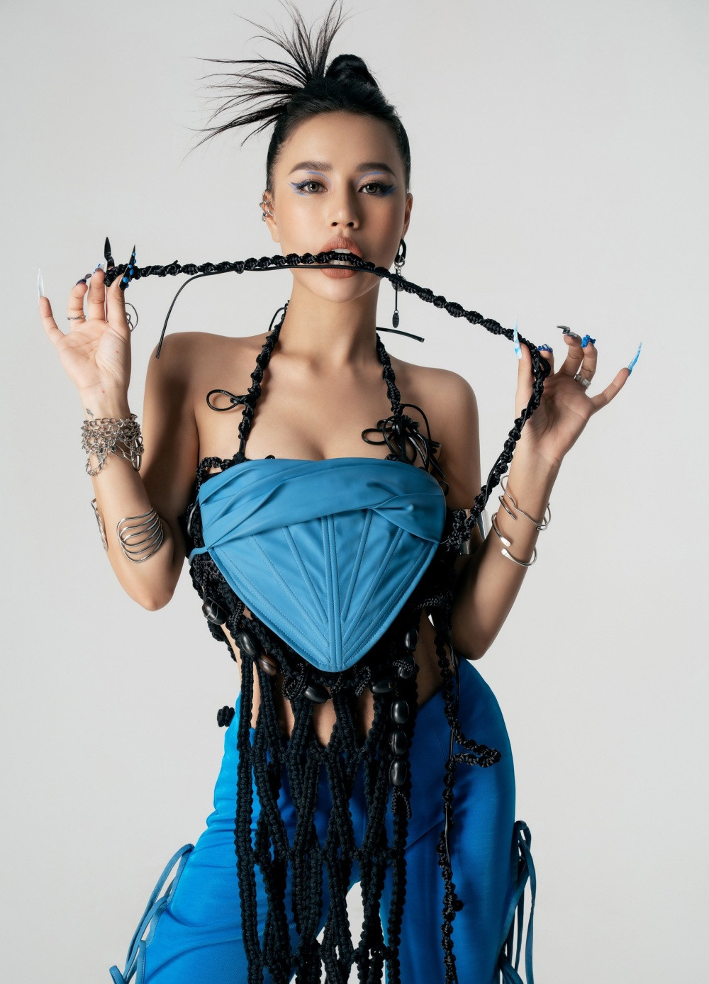 Ngay từ rất sớm, DJ Tít đã được người trong giới cũng như khán giả yêu thích bởi tài năng cùng gương mặt xinh đẹp, vóc dáng gợi cảm.