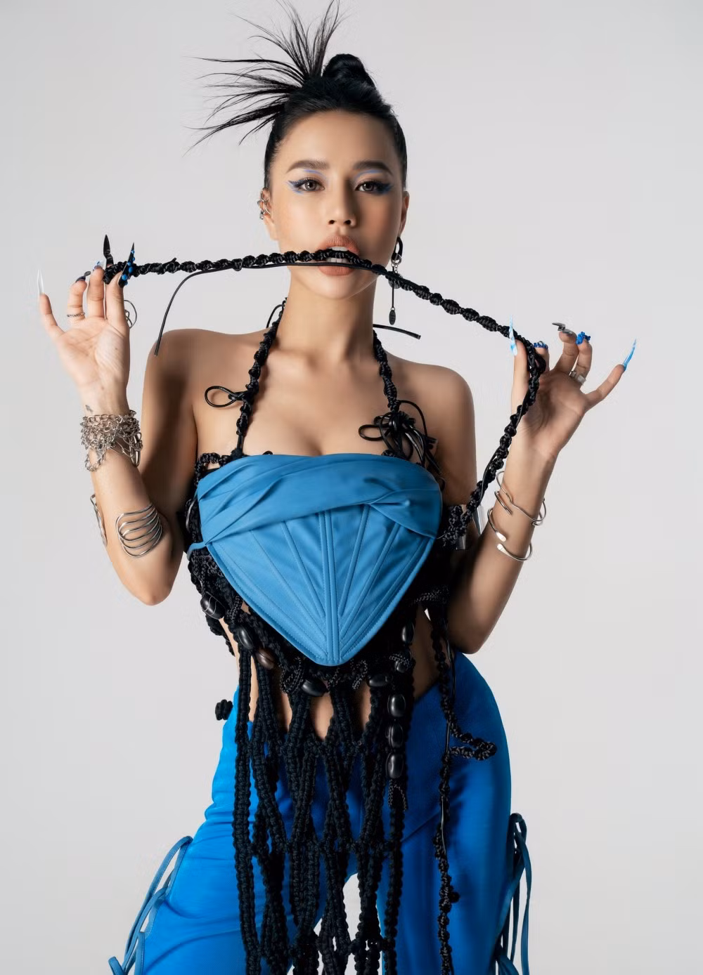 Ngay từ rất sớm, DJ Tít đã được người trong giới cũng như khán giả yêu thích bởi tài năng cùng gương mặt xinh đẹp, vóc dáng gợi cảm.