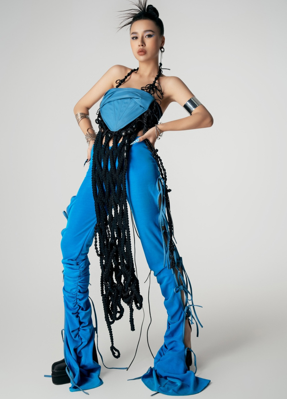 DJ Tít (tên thật là Trần Thị Thủy Tiên) được xem là một trong những nữ DJ nổi tiếng Hà thành.