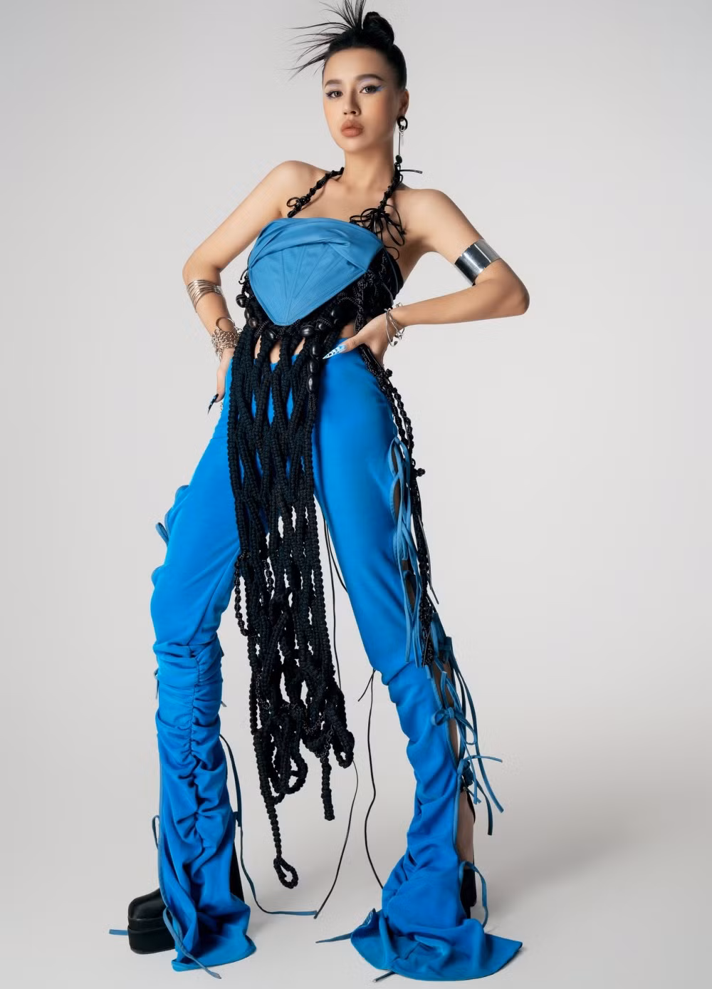 DJ Tít (tên thật là Trần Thị Thủy Tiên) được xem là một trong những nữ DJ nổi tiếng Hà thành.