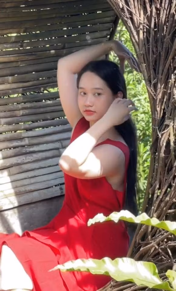 Trong khung ảnh, người đẹp xuất hiện với diện mạo không son phấn. Qua góc chụp lén, ngoại hình Trúc Anh vẫn còn dấu hiệu mũm mĩm, song có phần thon gọn hơn trước.