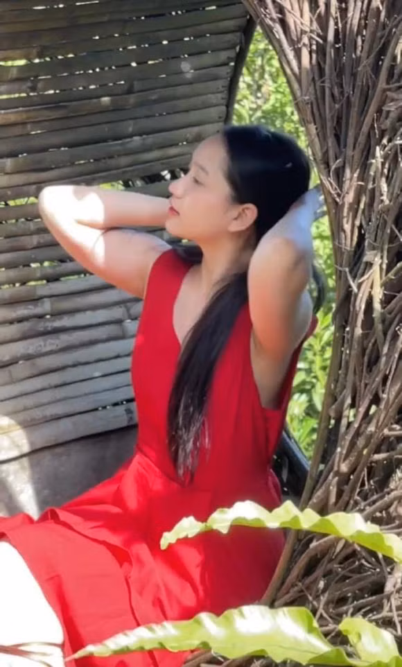 Cô cũng vẫn xinh xắn, ngọt ngào và tinh khôi như thuở nào.