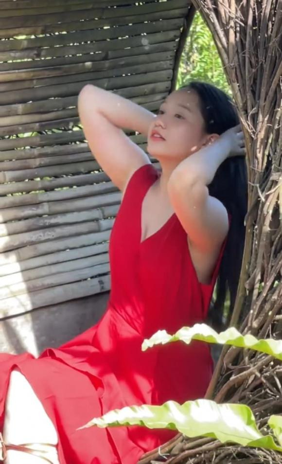 Có thể thấy, cô nàng vẫn còn khá mũm mĩm và tròn trịa hậu thông báo tăng cân.