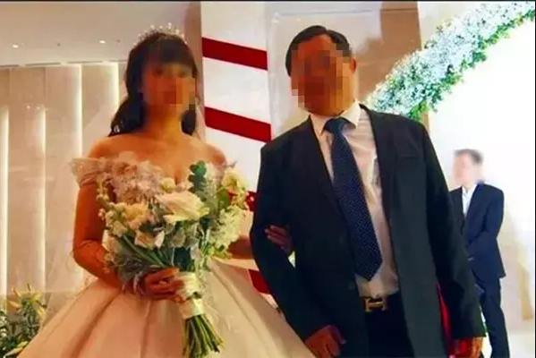 Sau thời gian im lặng thì V.A đã livestream đính chính về một số vấn đề liên quan đến việc bị tố lừa đảo 17 tỷ đồng nhưng không được mọi người ủng hộ. Ảnh: Tổng hợp