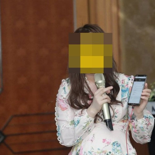 Theo tài khoản này cho biết V.A tự vẽ ra cái mác là tiểu thư khuê các, cô tiếp cận, làm quen, trở thành người yêu cô gái còn lấy luôn nạn nhân làm chồng để dễ bề lừa gạt.