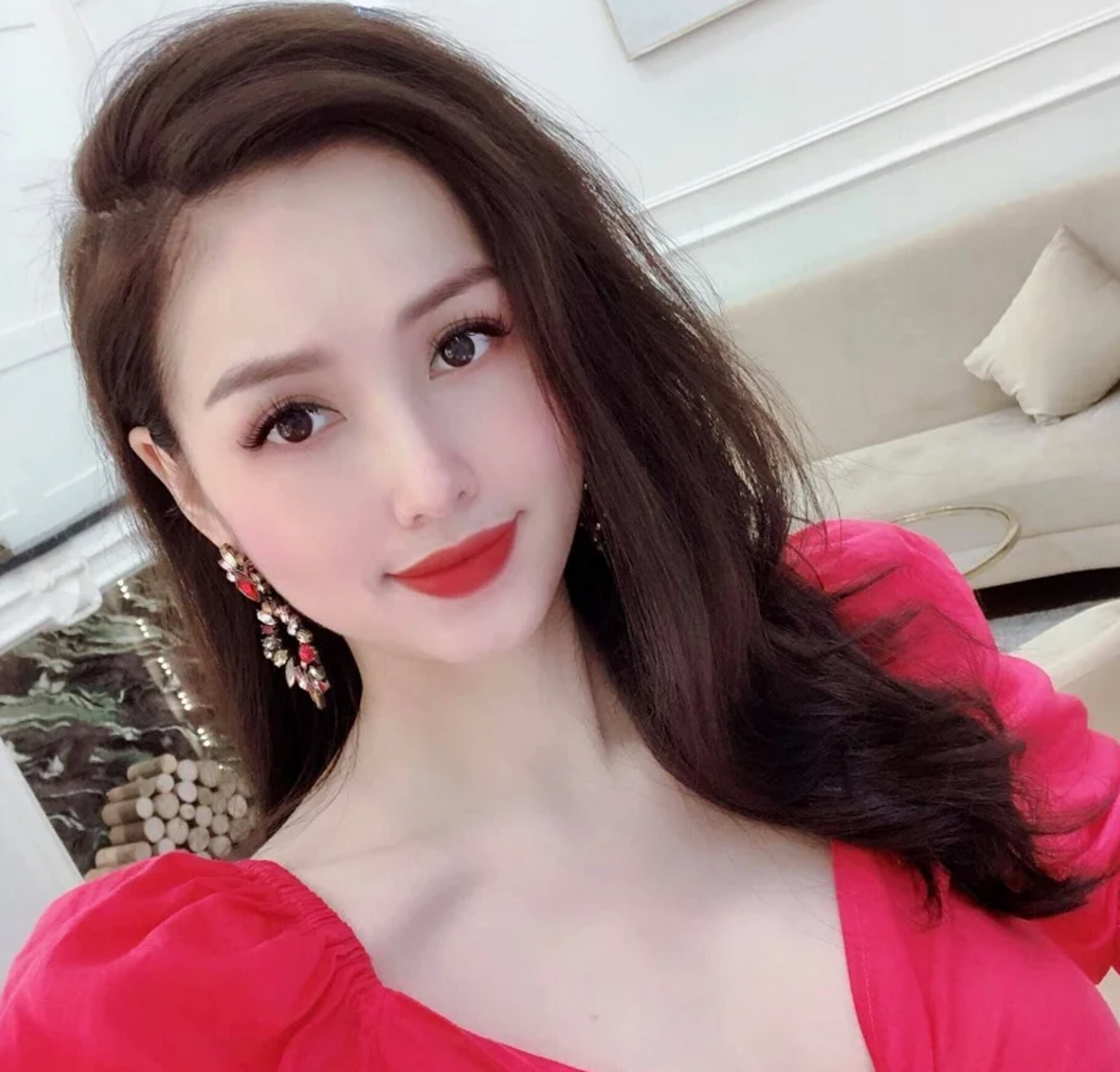 Tuy nhiên, theo lời Thư kể, khi lỗi cũ đã được khắc phục thì "phía Tâm Tít lại kiếm cớ tiếp là hộp khít không mở được". Cho rằng "đây là hành động ăn vạ bắt đền kiểu không tử tế, không sạch sẽ, khôn lỏi ăn người" nhưng Anh Thư vẫn mang về sửa.